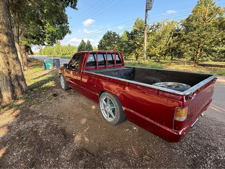 1996 Mitsubishi Triton II 2