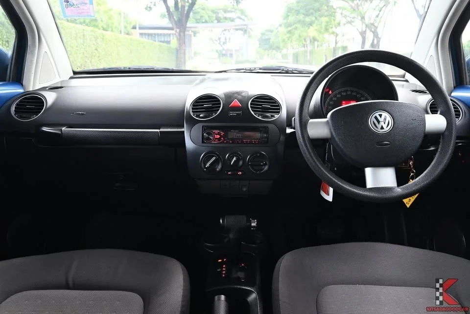 2011 Volkswagen New Beetle 3