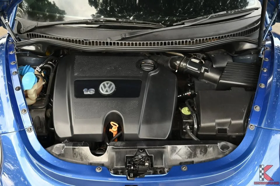 2011 Volkswagen New Beetle 2