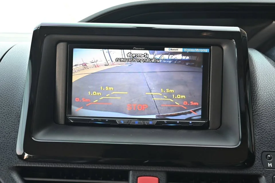 2015 Toyota Voxy III 2