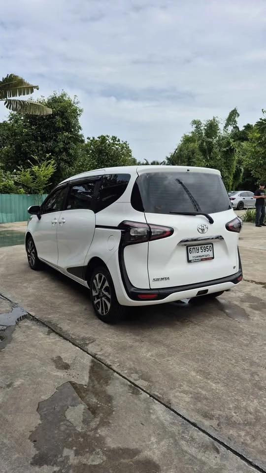 2017 Toyota Sienta II 3