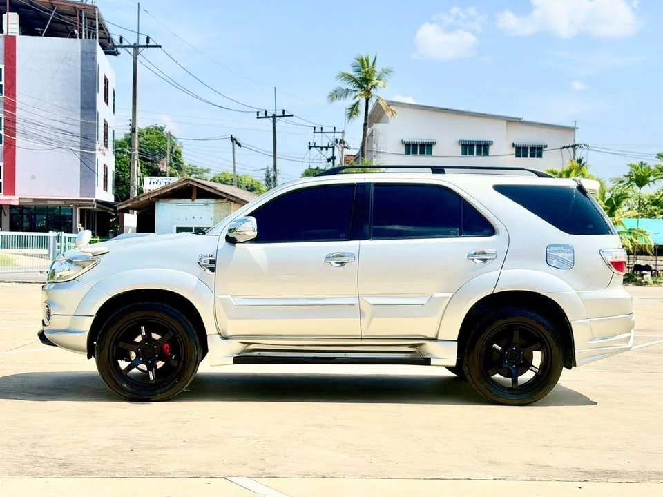 2010 Toyota Fortuner I 3
