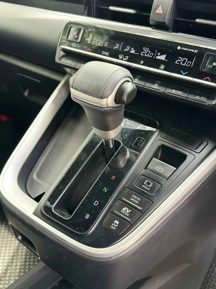 2022 Toyota Voxy IV 3