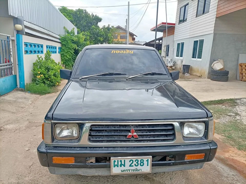 1996 Mitsubishi Triton II 2