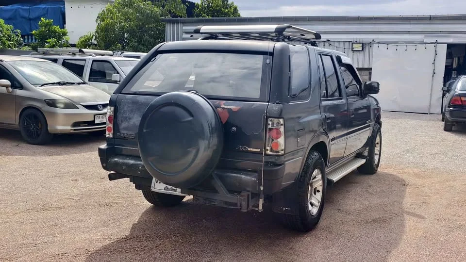 1996 Isuzu Vega I 3