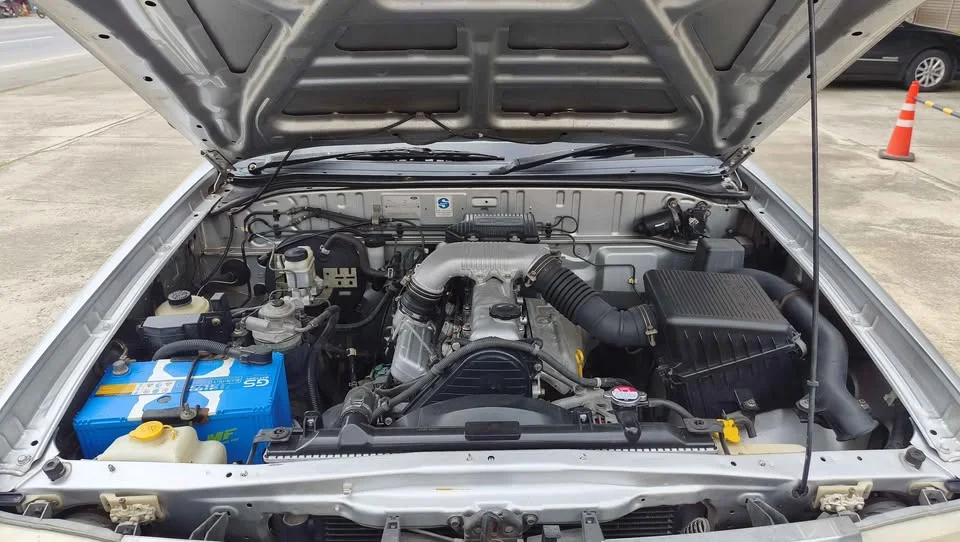 2004 Mazda 2500 Fighter V 2
