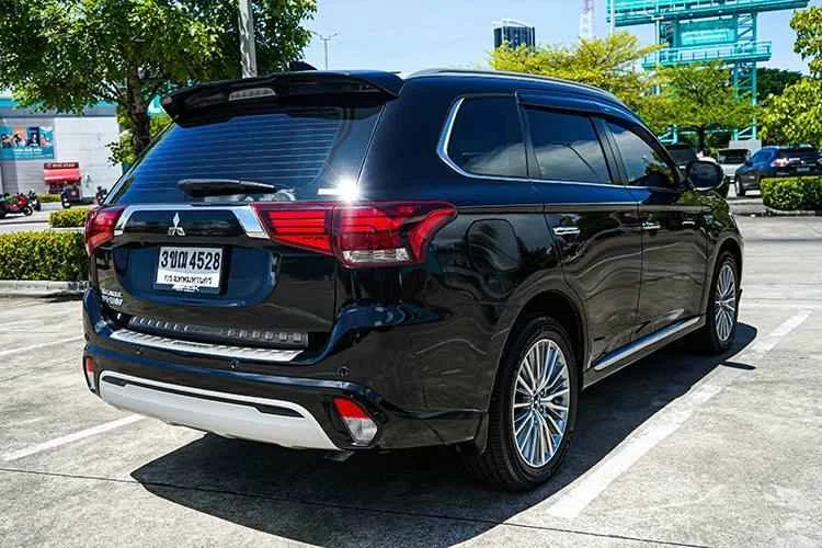 2023 Mitsubishi Outlander III 2