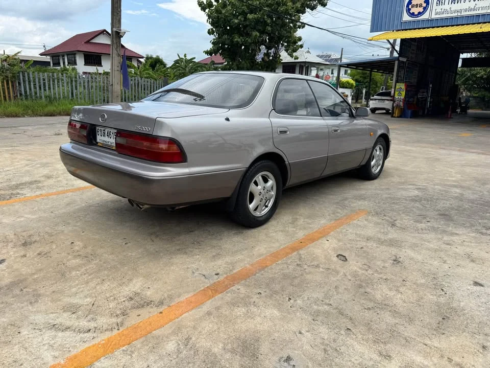 1996 Lexus ES II 3
