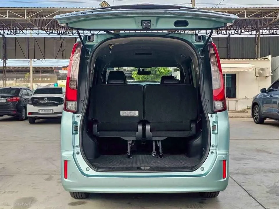 2015 Toyota Voxy III 2