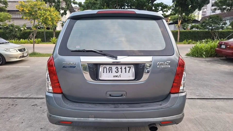 2010 Isuzu MU-7 3