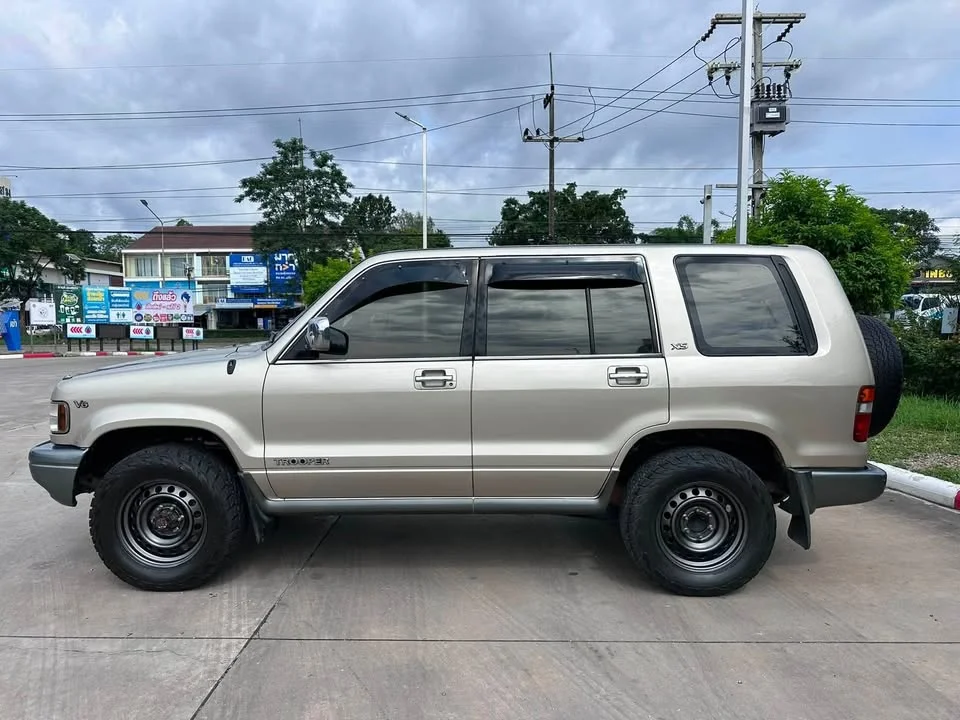 1995 Isuzu Trooper II 2