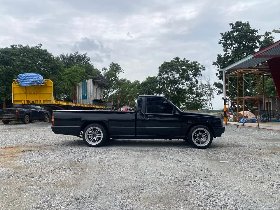 1991 Mitsubishi Triton II 3