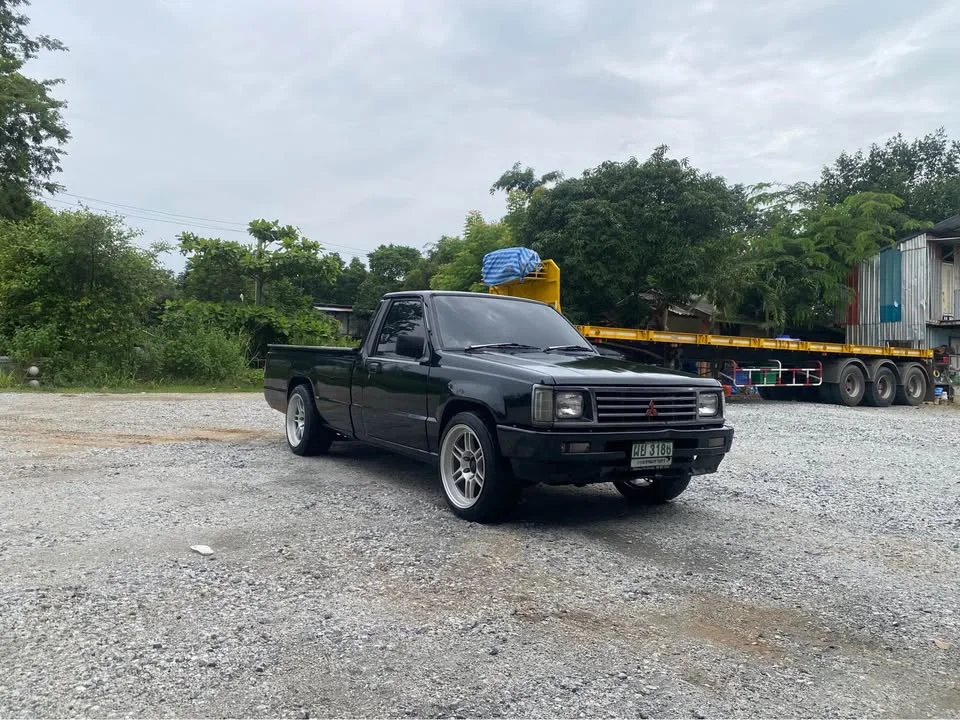 1991 Mitsubishi Triton II 2