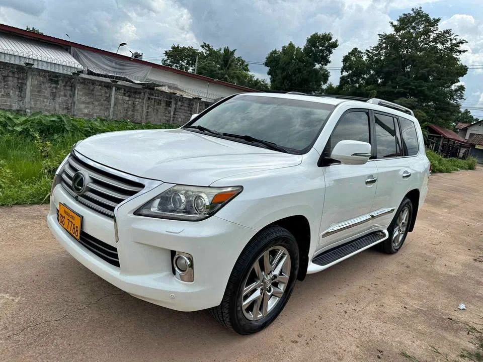 2013 Lexus LX III 3