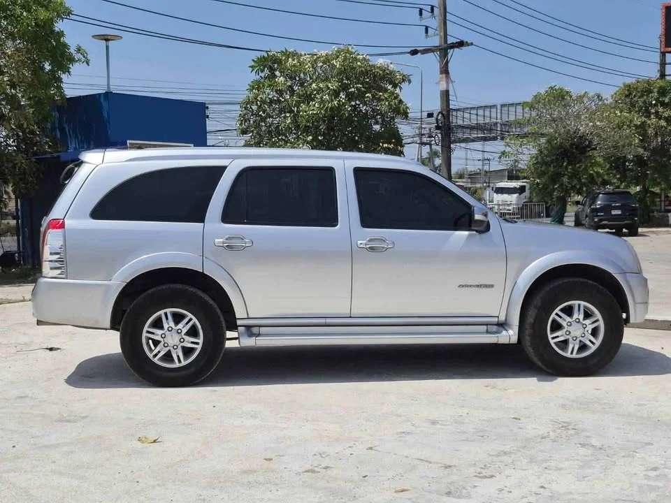 2009 Isuzu MU-7 3