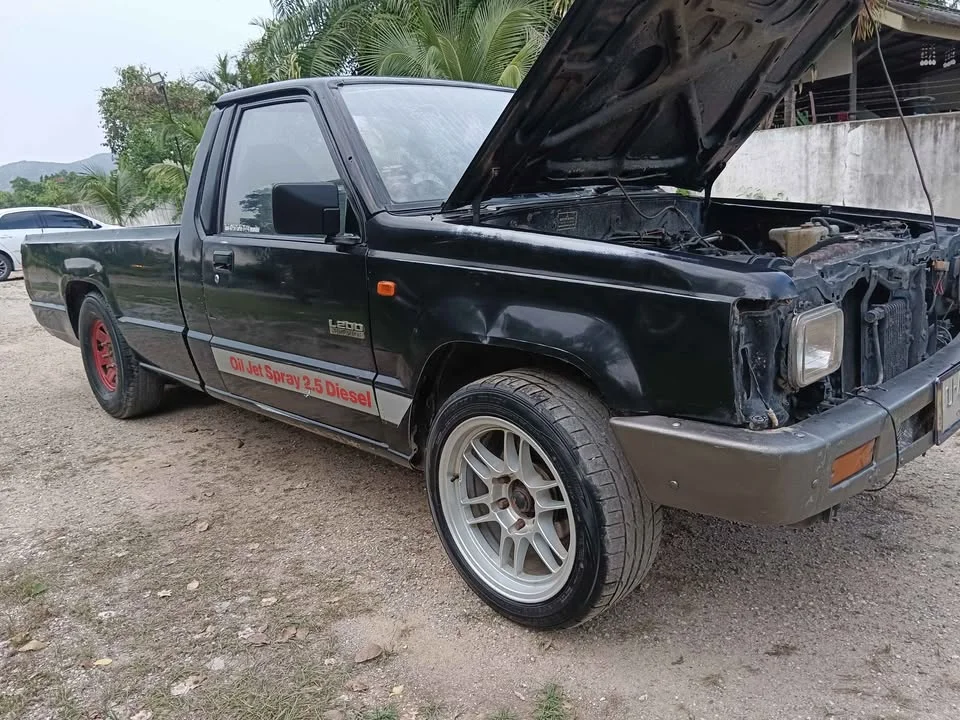 1995 Mitsubishi Triton II 2