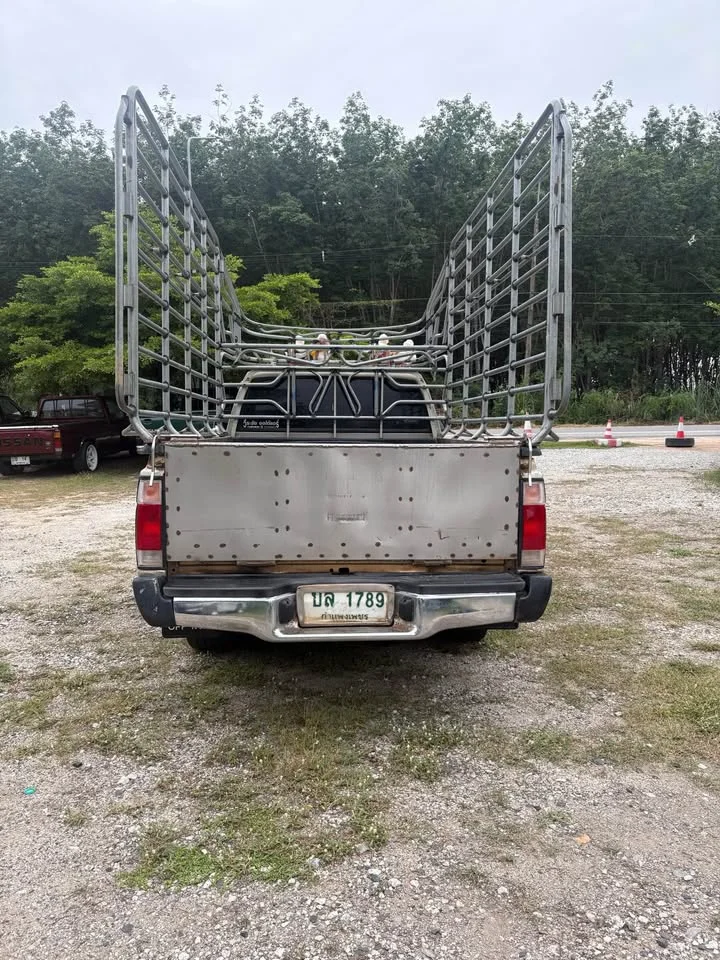 2002 Nissan Frontier I 3