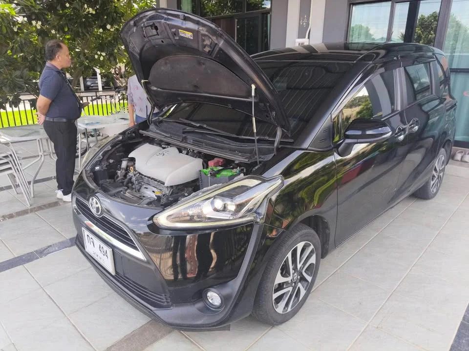 2017 Toyota Sienta II 2