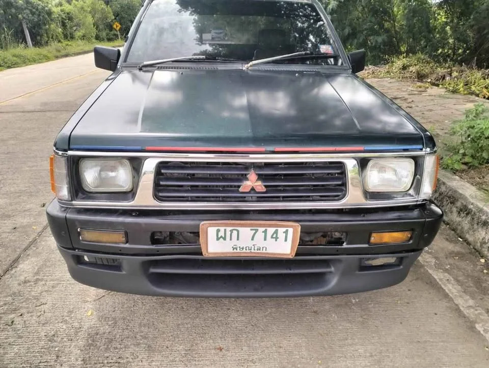1996 Mitsubishi Triton II 2