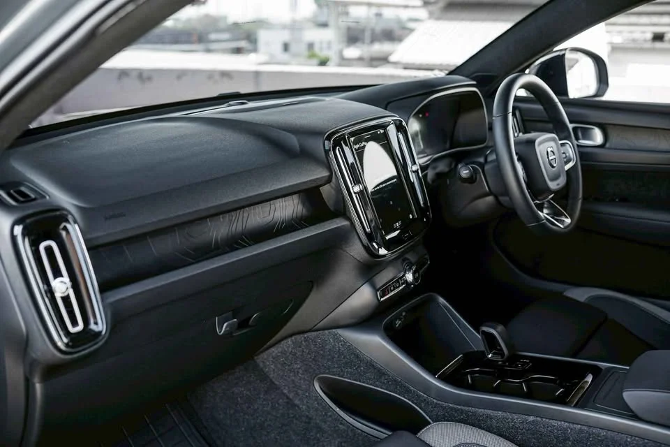 2023 Volvo XC40 2