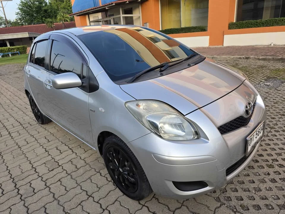 2011 Toyota Yaris II 2
