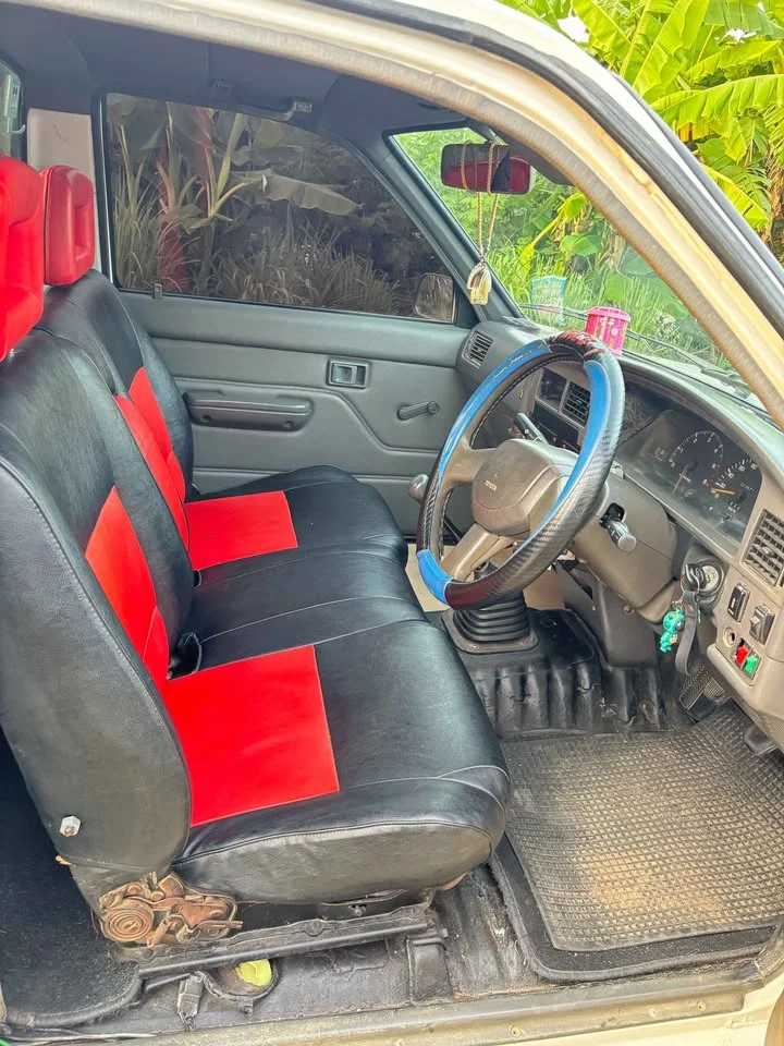 1990 Toyota Hilux Mighty-X V 2
