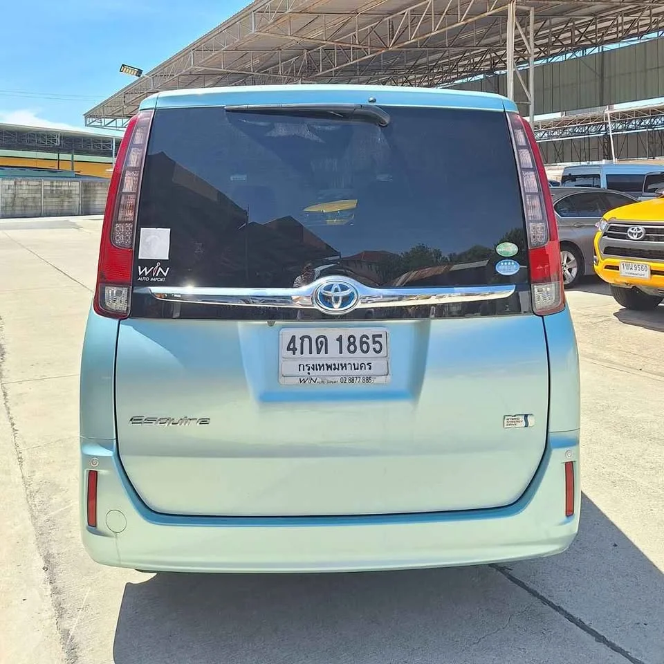 2015 Toyota Voxy III 2