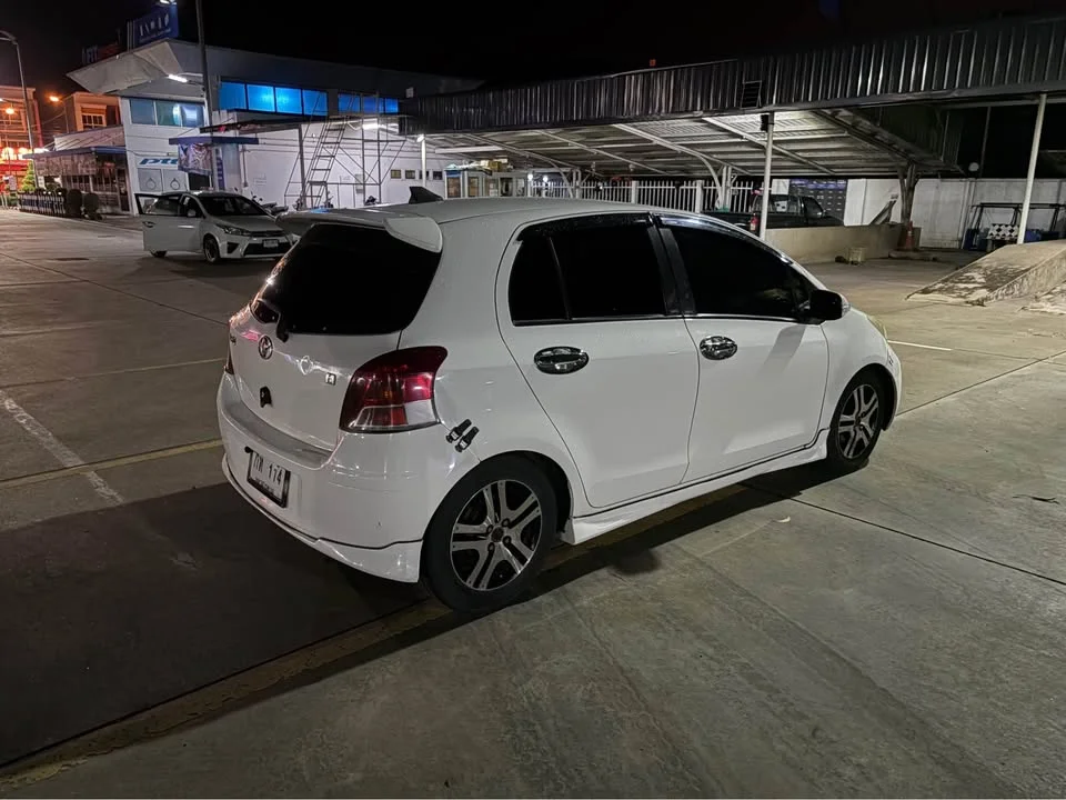 2010 Toyota Yaris II 2