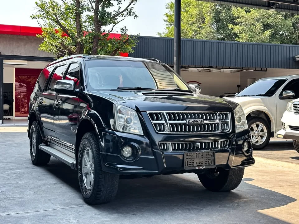 2011 Isuzu MU-7 3