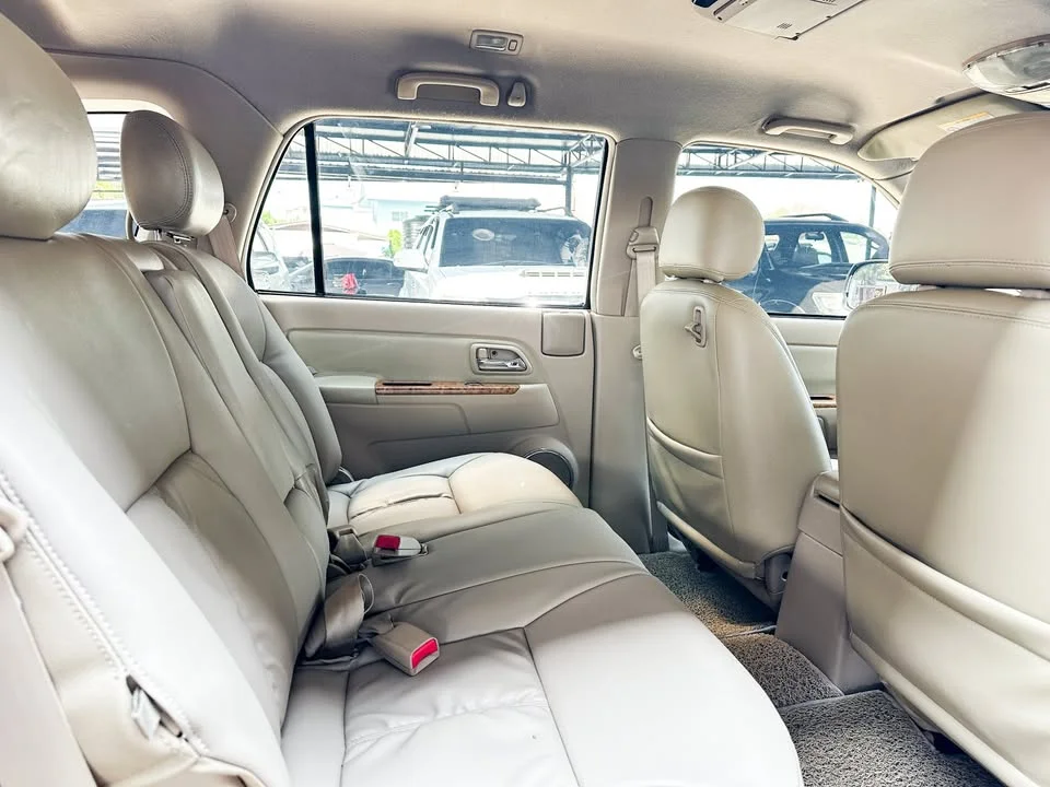 2011 Isuzu MU-7 2