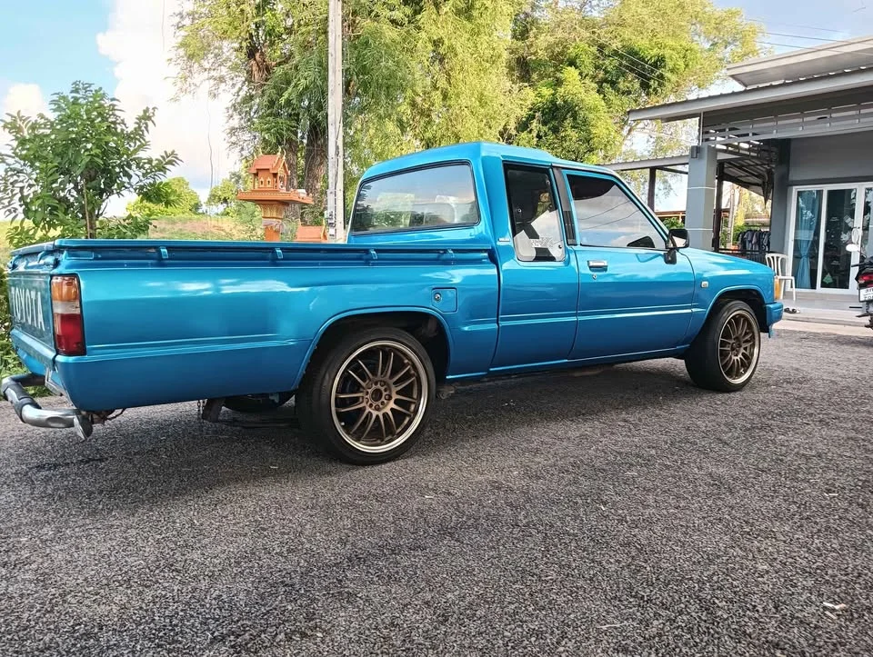 1988 Mitsubishi Triton II 3