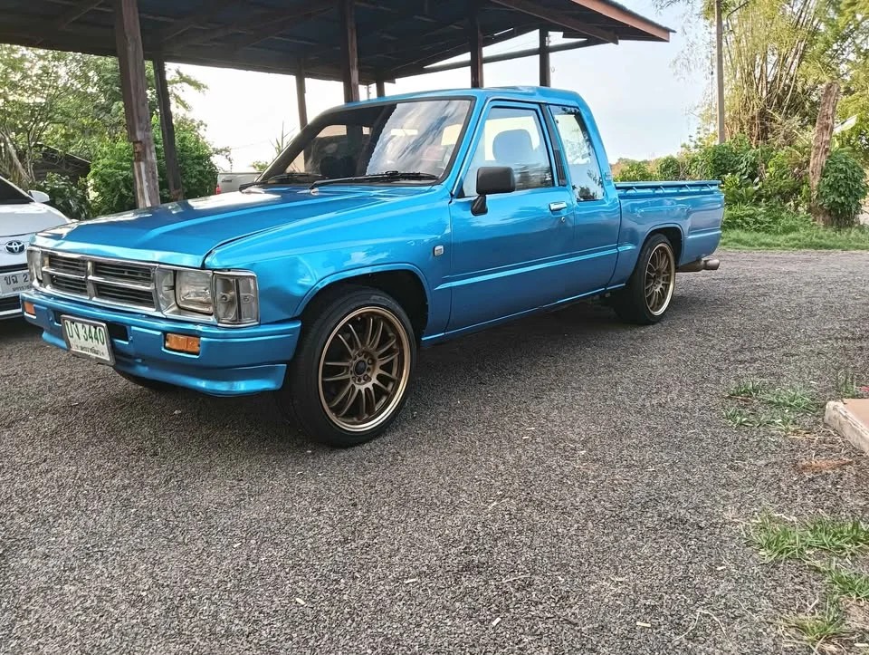 1988 Mitsubishi Triton II 2