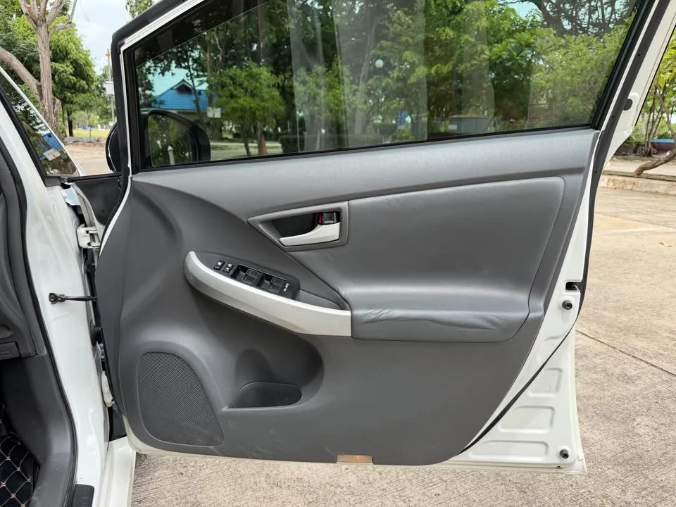 2011 Toyota Prius III 3