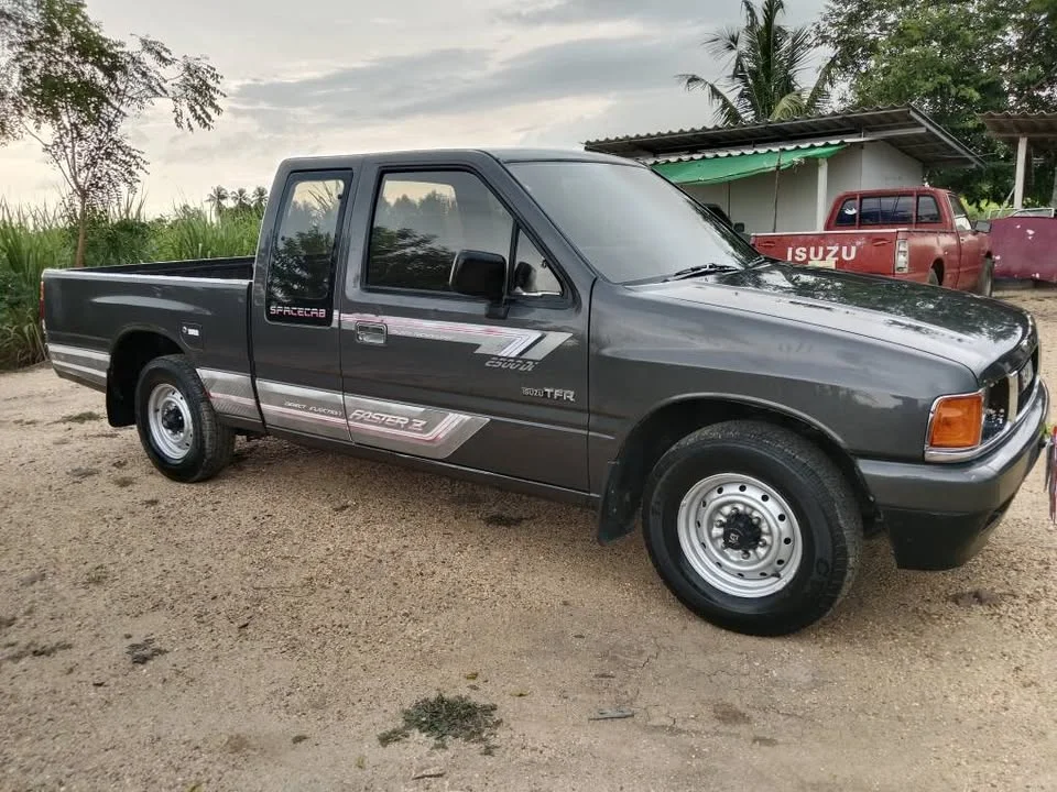 1990 Isuzu TFR III 2