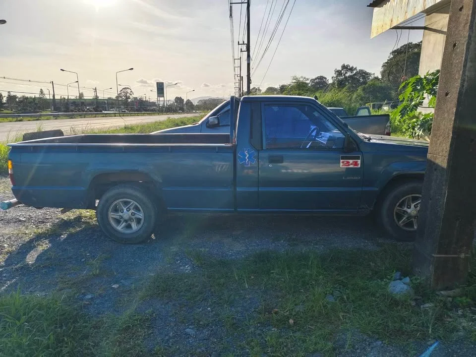 1996 Mitsubishi Triton II 2