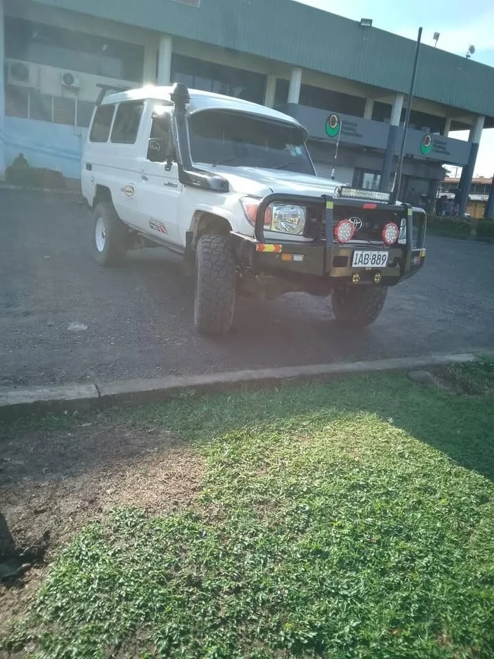 Toyota Land Cruiser J70 3