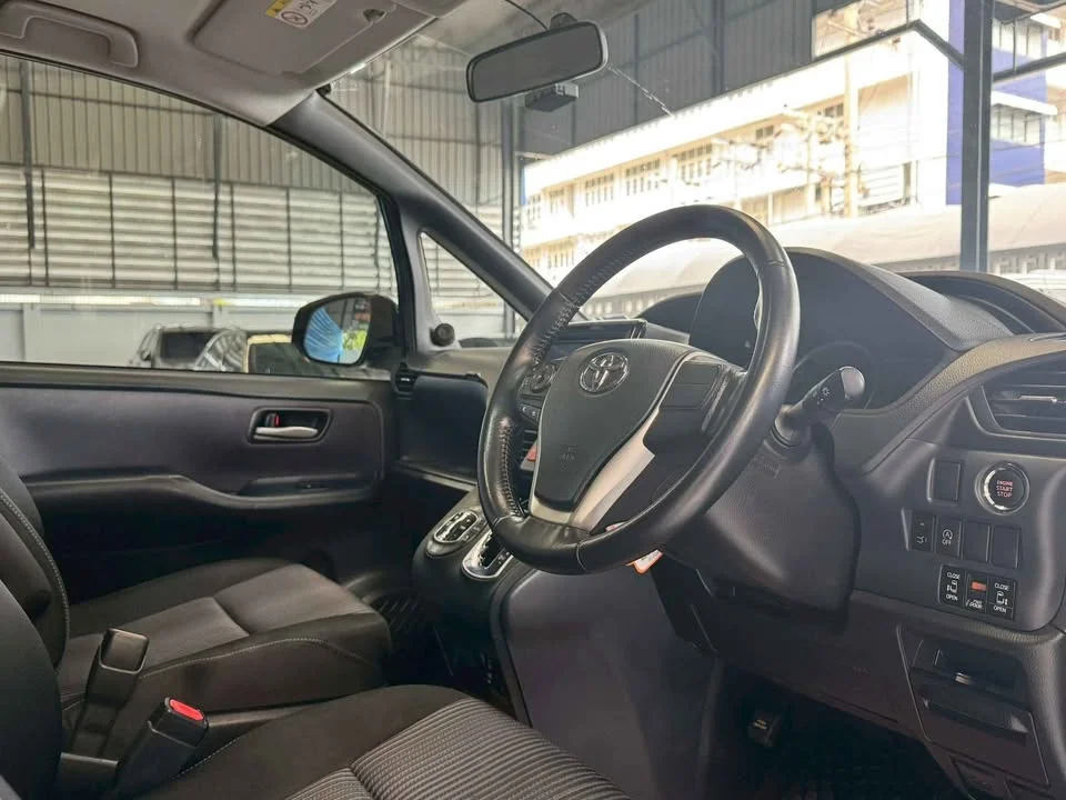 2015 Toyota Voxy III 3