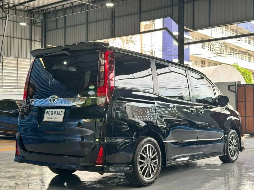 2015 Toyota Voxy III 2