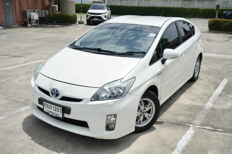 2011 Toyota Prius III 2