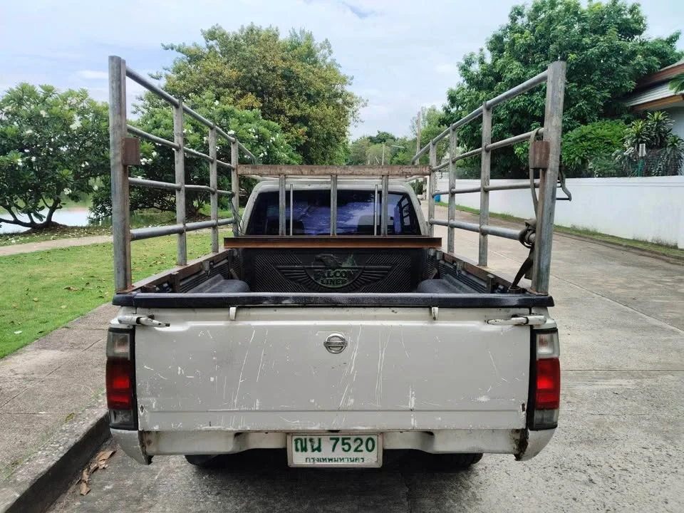 2004 Nissan Frontier I 3