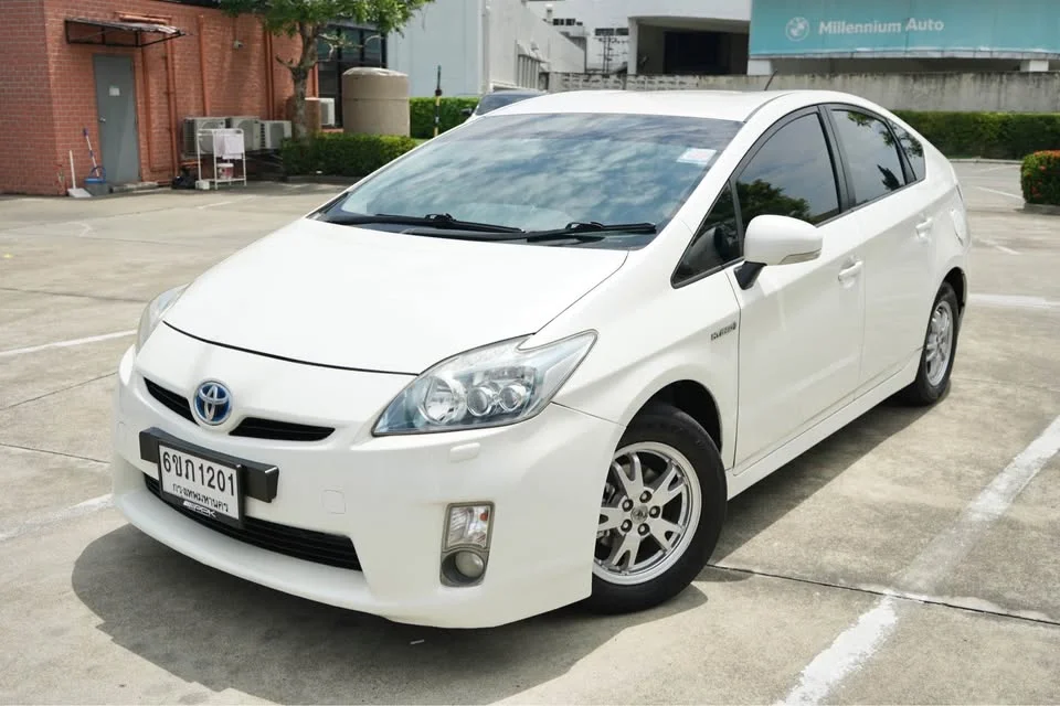 2011 Toyota Prius III 2