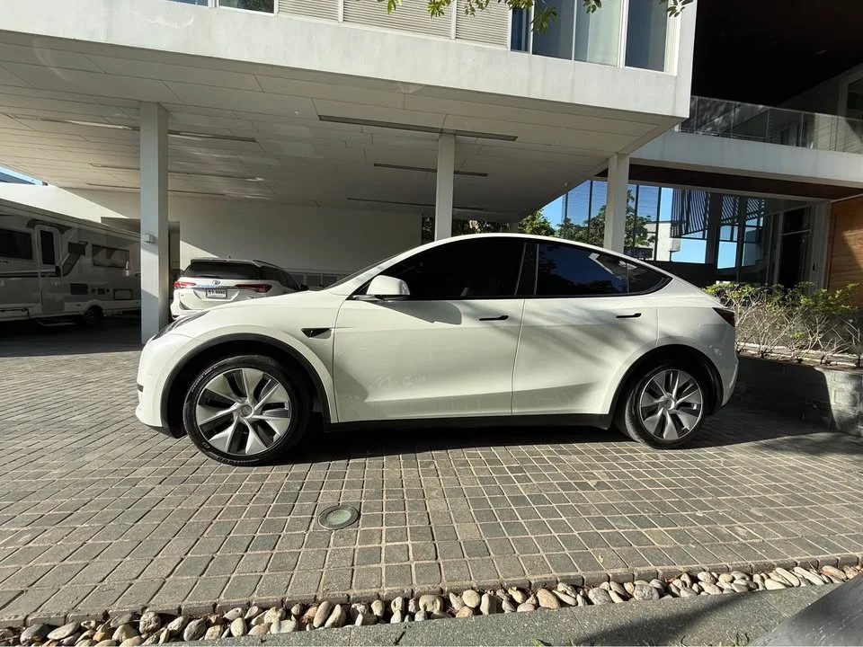 2023 Tesla Model Y 2