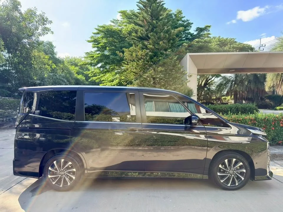 2023 Toyota Voxy IV 2