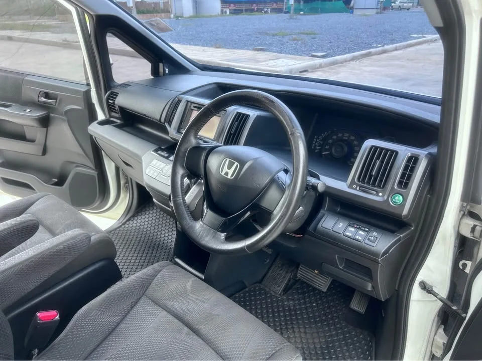 2012 Honda Stepwgn IV 2
