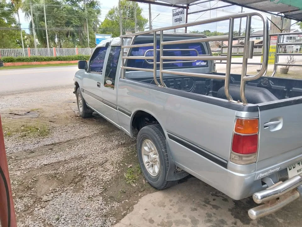 1996 Isuzu TFR III 2