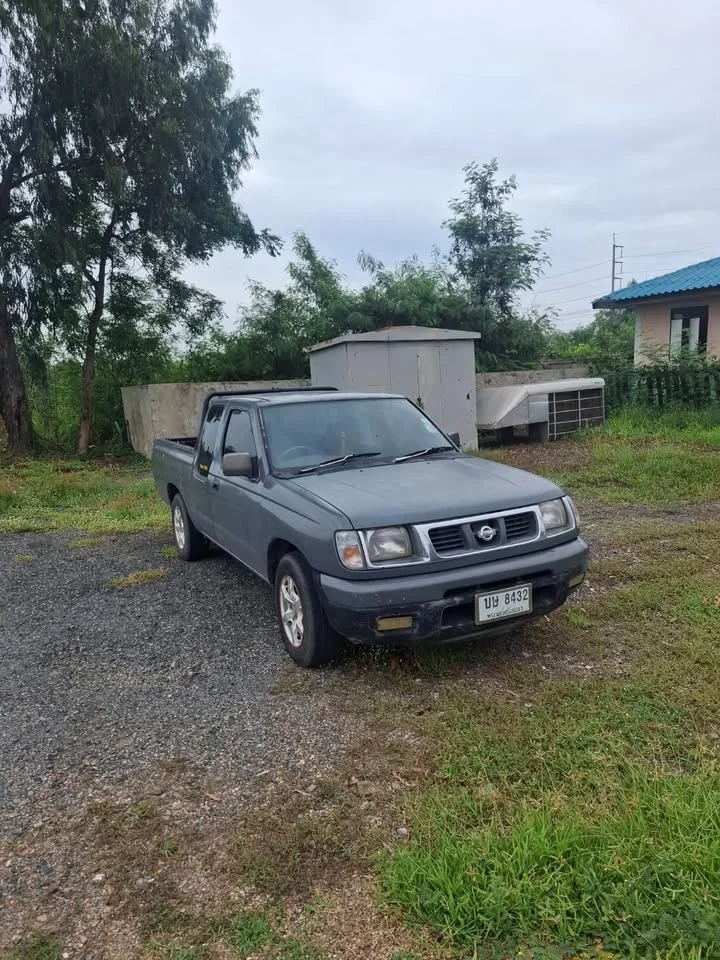 2000 Nissan Frontier I 2