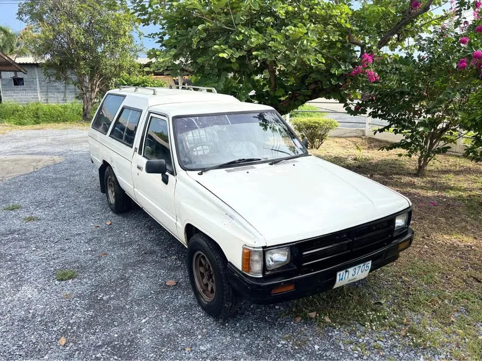 1986 Toyota Hilux Mighty-X V 3