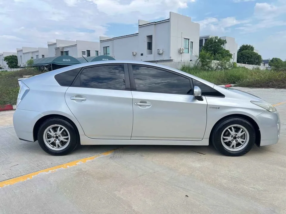 2011 Toyota Prius III 2