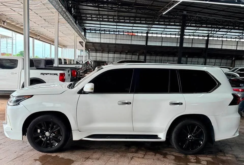 2010 Lexus LX III 2