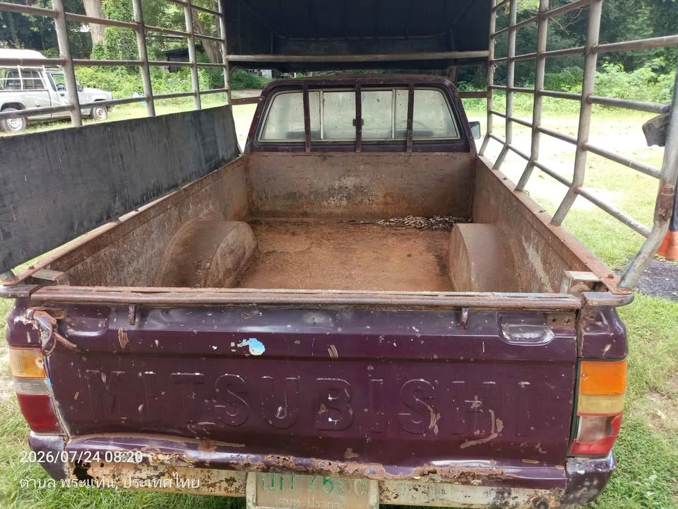 1990 Mitsubishi Triton II 2
